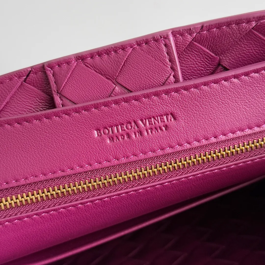 The 2023 new Andiamo batch of 1860 BV has been shipped‼ ️Really popular🔥The new Andiamo woven handbag launched by Bottega Veneta this season is really popular all over the world! ! Celebrities at home and abroad have worn it, and Oscar-winning actress Michelle Yeoh has taken it out on the street. Song Jia, Trai Yara, Yu Feihong, Sanji Ayaka, Rosie Hunting-Whiteley, Yoshioka Riho, etc. have all picked up this bag. It is classic and versatile, showing off its temperament, and the bag capacity is also large, which is very convenient for daily commuting! ! A variety of carrying methods, the shoulder straps can be adjusted by yourself, the original lambskin feels soft and delicate, and the unisex style breaks gender boundaries and brings a more practical and longer-lasting use experience. Andiamo, which has both elegant and casual styles, perfectly interprets the true appearance of "fashionable old money style". Style number: 743568 Size: 25*22*10.5cm